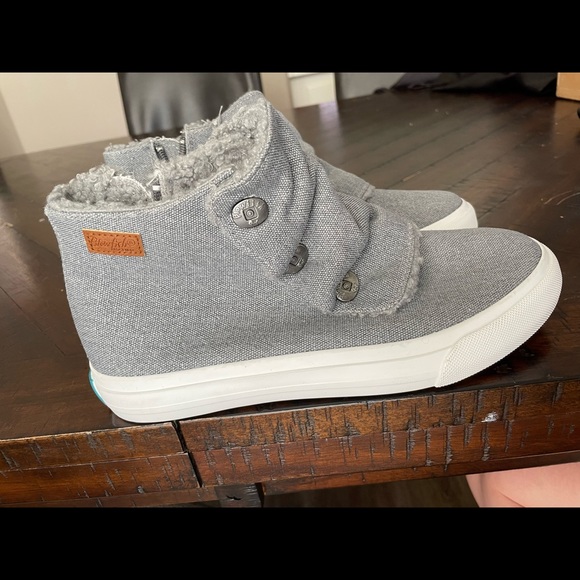 Blowfish Shoes - Blowfish Malibu High Top Furry Denim Sneakers - Women’s size 6